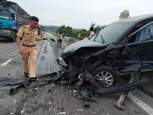 Hà Tĩnh: Xe Camry tông vào dải phân cách, nát đầu xe